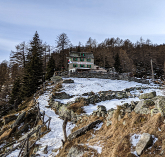 Pietro Crosta mountain hut from Dreuza - itinerarium